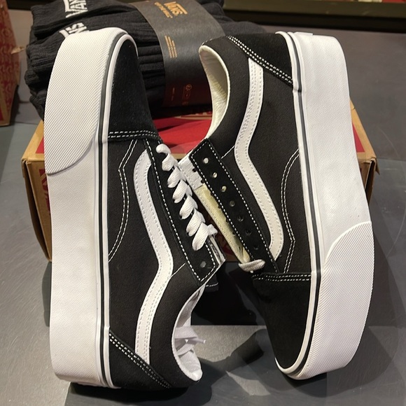 Vans WMNS Old Skool Stackform
Suede/Canvas Black/True Wht
VN0A7Q5M6BT Platforms - Picture 8 of 16